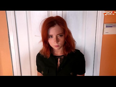 ❤️ Molebeli oa Tšireletso o Otle Mosali e Motle ka ho Utsoa Lebenkeleng - Cum In Mouth Video ea bootsoa