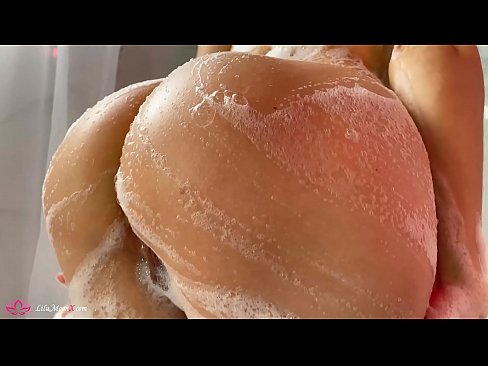❤️ Brunette o ipholla litho tsa botona kapa botšehali ho li khotsofatsa Pussy e nang le Vibrator ho ea ho Intense Orgasm in Shower Video ea bootsoa