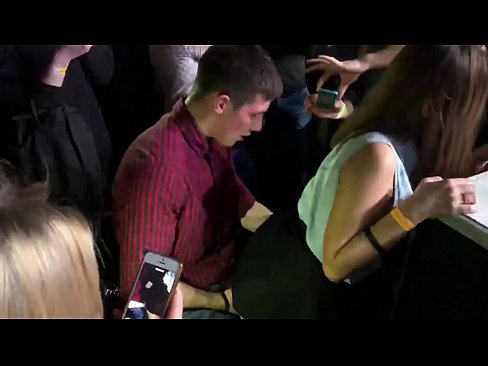 ❤️ Ho kopanela liphate ka 'nete ka har'a nightclub ea Russia. Ngoanana oa Russia ea lilemo li 18 ka har'a anus le botšehaling o ile a robala ka har'a nightclub Video ea bootsoa